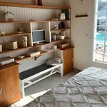 - La Maree Hotes Bed & Breakfast