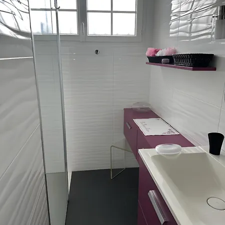 - La Maree Hotes Bed & Breakfast